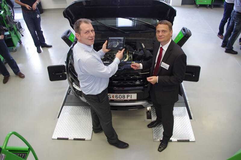 © Bosch Andreas Bauer (Bosch Projektmanager), Helmut Stuphann (Verkaufsleiter Bosch Automotive Aftermarket) (v.l.).