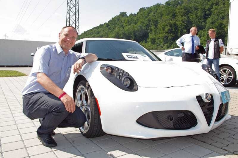 © Wirtschaftsverlag AVL Geschäftsführer Robert Fischer vor dem High Performance Alfa Romeo 4c.
