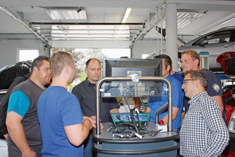© KFZ Wirtschaft Schulung im TWS (Technikzentrum für Weiterbildung & Schulung) von Hella Gutmann in Breisach mit Schulungsleiter Reinhard Preis (3. von links). Im TWS werden pro Jahr 2000 Profis geschult.