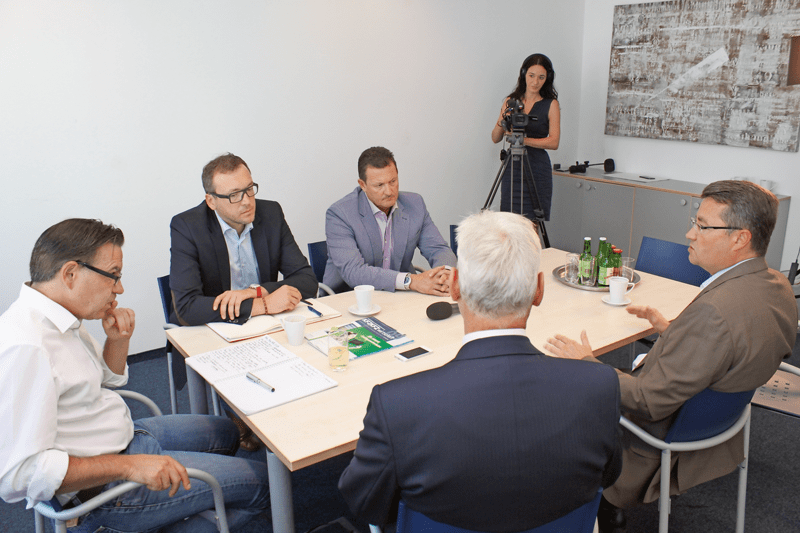 © Wirtschaftsverlag KFZ Wirtschaft-Reifen-Round-Table: Chefredakteur Wolfgang Bauer (l.) diskutiert mit Michael Peschek (Point S), Hermann Hladky (Reifen Sigwald), Thomas Körpert (Apollo Vredestein) und Claus-Christian Schramm (Goodyear Dunlop) – im Uhrzeigersinn. Cecile M. Lederer filmt.