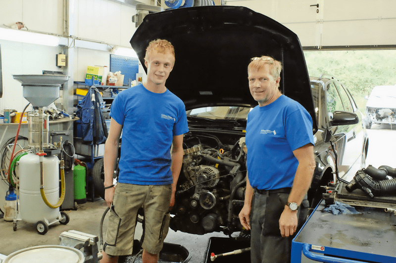 © Wirtschaftsverlag Lehrling Franz Fierlinger (l.) wird von Helmut Hoffmann zum Motoren-Instandsetzer ausgebildet.