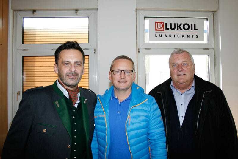 © Lukoil Peter Winkovitsch (Leiter Technik Lukoil Lubricants), Auto Eder GF helmut Eder und Senior-Chef Hans Eder (v.l.)