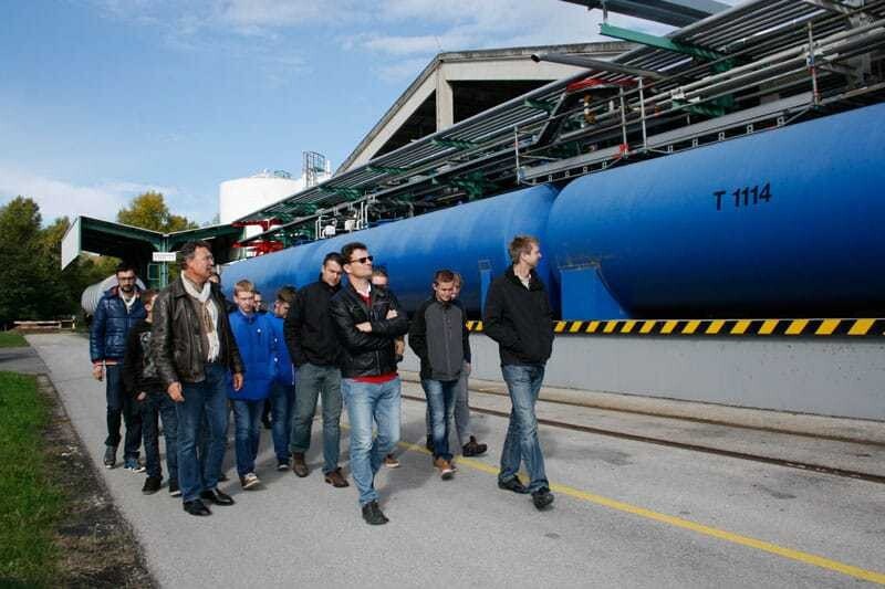 © Lukoil Lukoil-Verkaufschef Ulrich Ruckenbauer (links vorne) führt durchs Werk.