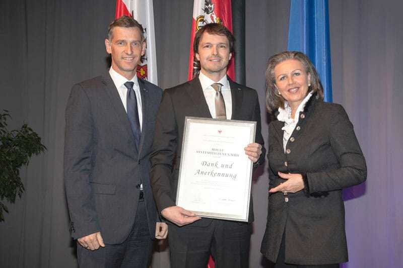 © Hollu Simon Meinschad (GF hollu), Werner Holluschek (Inhaber hollu), Patrizia Zoller-Frischauf (Wirtschaftslandesrätin Tirol) (v.l.).