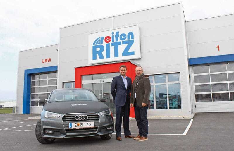 © KFZ Wirtschaft Apollo Vredestein Österreich-Geschäftsführer Thomas Körpert und Reifen Ritz- Geschäftsführer Christoph Leszkovich vor der neuen Reifen-Ritz-Filiale im Eco Plus-Park in Bruck an der Leitha.
