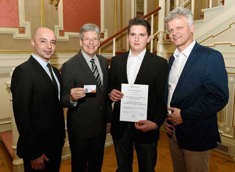 © LPD/fritzpress Deniz Kartal (Evalus), Peter Kaiser (Landeshauptmann Kärnten), Stefan Jahrer (Lehrling), Norbert Aichholzer (Direktor FBS Wolfsberg) (v.l.).