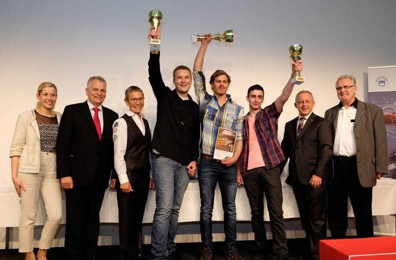 © Peter Seipel Doris Lang-Mayerhofer (Gemeinderätin Linz), Gottfried Kneifel (Bundesrat), Michaela Rockenbauer (Castrol Austria), Patrick Starzen (2. Platz), Martin Scheuchenpflug (1. Platz), Manuel Naderhirn (3. Platz), Jörg Silbergasser (Landesinnungsmeister Kfz-Techniker OÖ), Werner Predl (Bildungs- und Prüfungsreferent) ( v.l.).