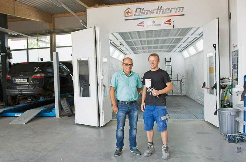 © KFZ-Wirtschaft Rudolf Flatischler und Jürgen Handler vor der brandneuen Blowtherm-Lackierkabine