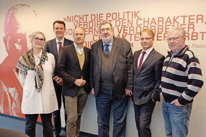 © Wirtschaftsverlag Natalie Mesensky (Beraterin EBV) , Harald Habacher, Thomas Zembacher (GF Österreichischer Wirtschaftsverlag), Friedrich Nagl (BIM Kfz-Techniker), Andreas Westermeyer (Referent Bundesinnung), Josef Puntinger (BIM)