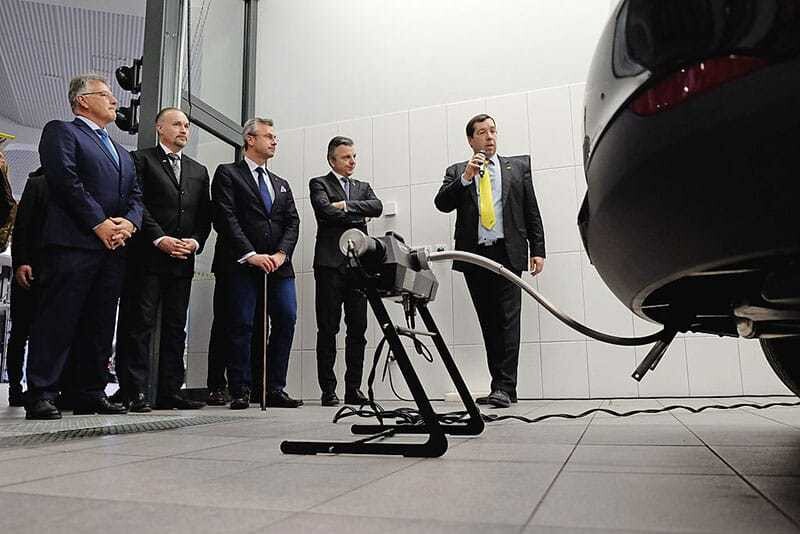 © Peter Seipel ÖAMTC Präsident Gottfried Wanitschek, Arbö Generalsekretär Gerald Kumnig , Infrastrukturminister Norbert Hofer, ÖAMTC Direktor Oliver Schmerold , ÖAMTC Techniker Andrej Prosenc (v.l.)
