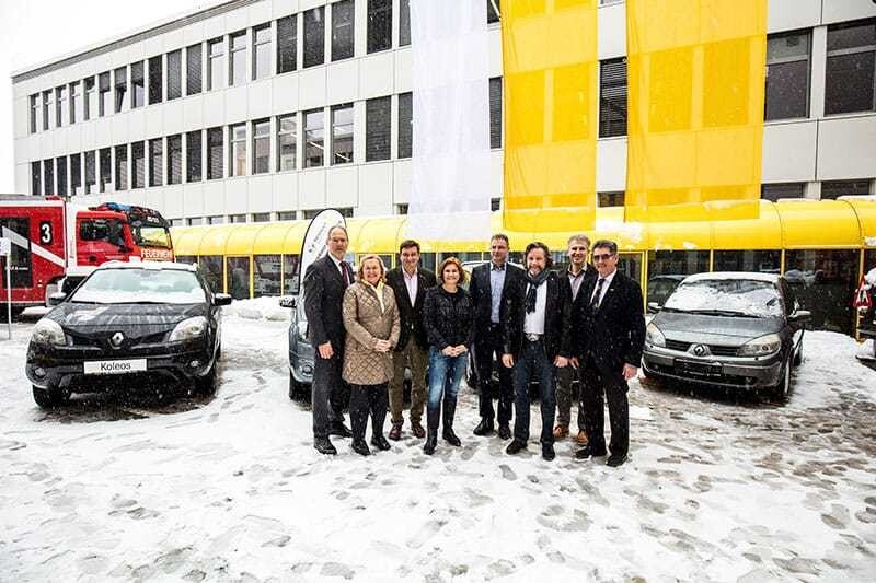 © WKK / Daniel Waschnig WK-Lehrlingsbeauftragter Bernhard Plasounig, Marina Aichlseder vom Autohaus Aichlseder, WK-Präsident Jürgen Mandl, Gemeinderätin Elisabeth Dieringer-Granza, Leiter der FBS Villach 2 Josef Stocker, Peter Lang von Renault Österreich, Walter Birner, WK-Landesinnungsmeister Walter Aichwalder (v.l.)