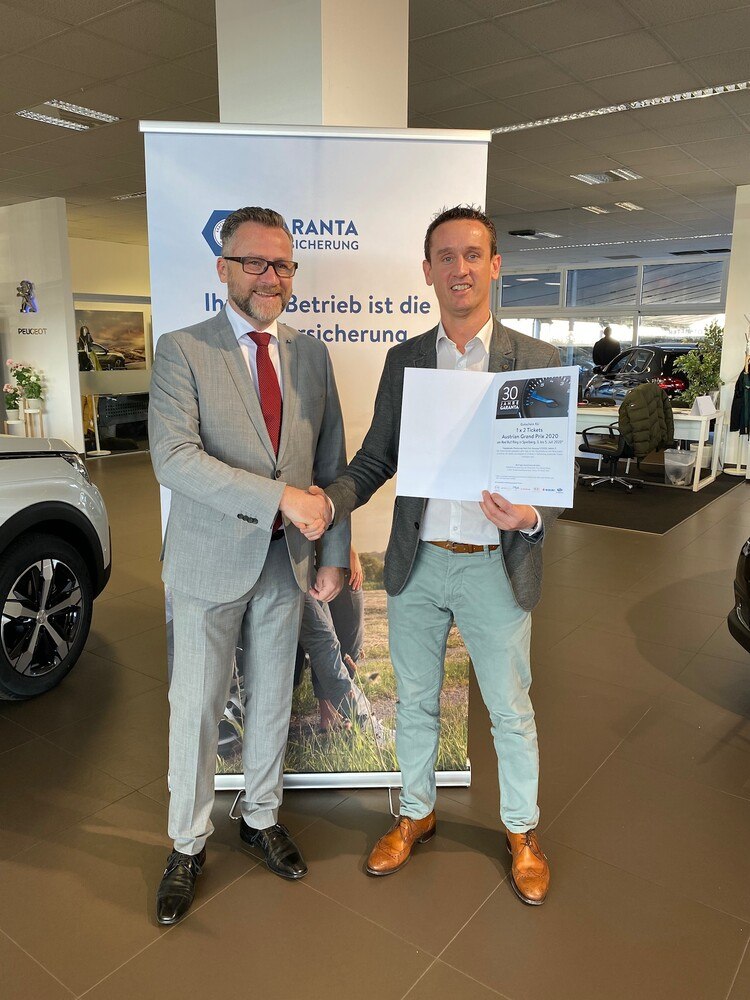 © Garanta Günther Kramess, Garanta Gebietsleiter für Wien und Niederösterreich, mit dem Gewinner des Formel 1-Gutscheines Andreas Hörker, PSA Retail.