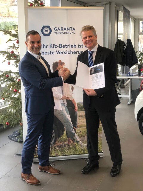 © Garanta Thomas Harg, Garanta Gebietsleiter für die Steiermark, überreicht einen Formel 1-Gutschein an Christian Eibisberger vom Autohaus Edelsbrunner Graz.