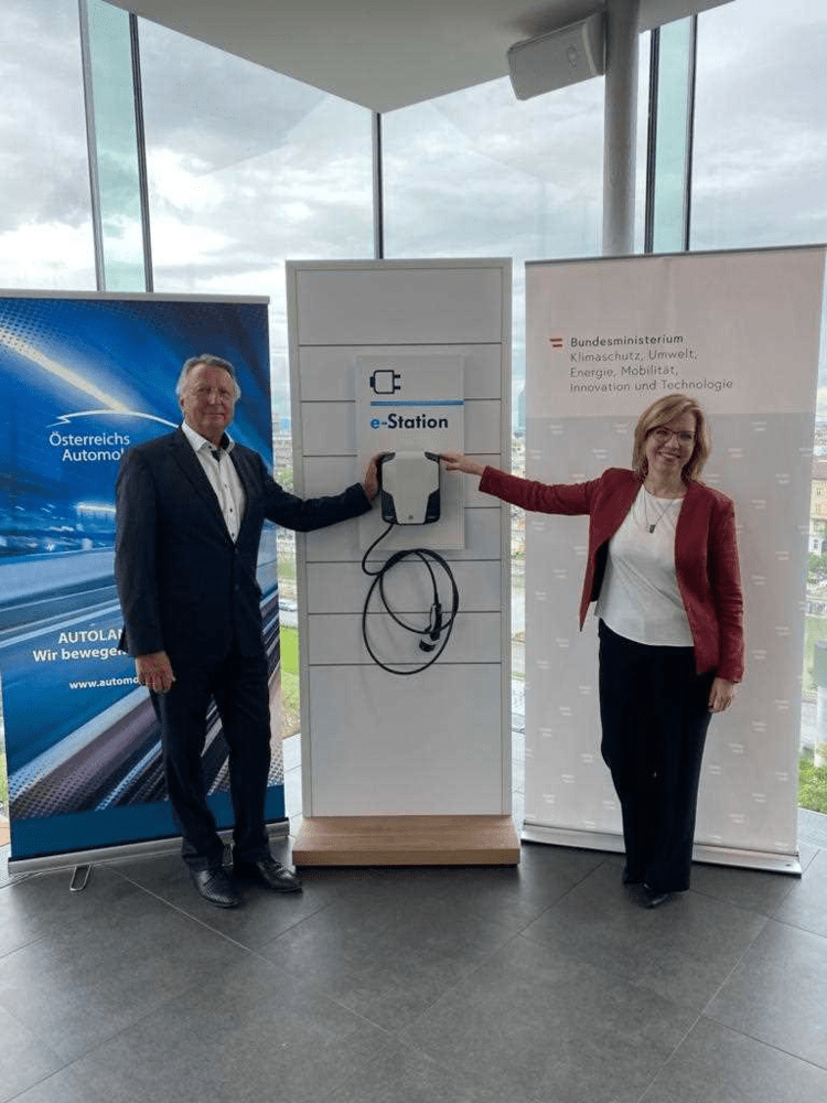 © BMK/Cajetan Perwein Günther Kerle (Sprecher der Automobilimporteure) und Umweltministerin Leonore Gewessler.