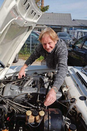 © KFZ-Wirtschaft Die Einstellscheiben für das Zusammenspiel von Drosselklappe und Benzinpumpe sind heute nicht mehr zu bekommen. Oldtimer-Spezialist Andreas Mandl-Langhans ließ sie mittels Laserschnitt nachfertigen.