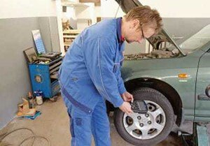 © PETER SEIPEL Kfz-Elektrik-Experte Georg Ringseis überprüft die korrekte Funktion eines Reifendruckkontrollsystems.