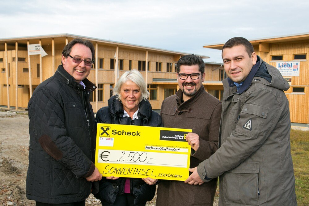 © Landesinnung der Maler und Tapezierer/Neumayer (v.l.): Landesinnungsmeister-Stv. Friedrich Achleitner, Heide Janik (Kinderkrebshilfe), Landesinnungsmeister Herbert Mack und Sascha Becarevic (Synthesa). 