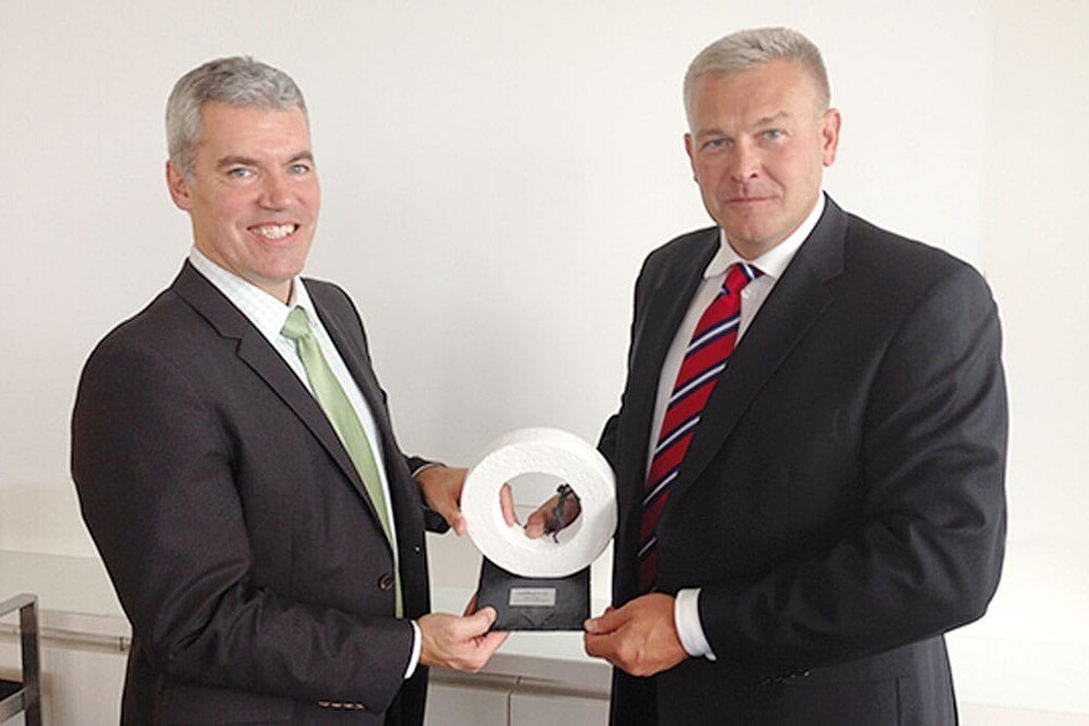 © Archiv
Pekka Kuusniemi, Präsident und CEO der Oras Group (rechts), und Christopher Marshall, CEO der Hansa Group.