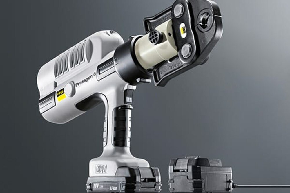 © Viega Viega Presswerkzeuge sind hoch präzise, zuverlässige Maschinen, die je nach Ausführung – wie die „Pressgun 5“ – erst nach 40.000 Verpressungen oder nach vier Jahren gewartet werden müssen. 