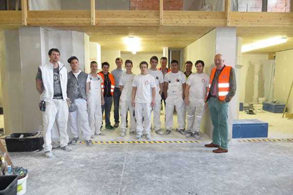 © RIGIPS / Richard Klausz
Die Jury und die Teilnehmer der sechsten St. Gobain Rigips Lehrlings-Trophy 2014.