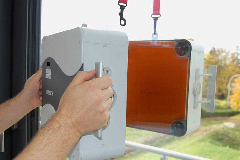 © Glaser-FMB
Im Rahmen des Forschungsprojekts FensterCheck ist dieses mobile und handliche Messgerät zur schnellen Bestimmung des Wärmedurchgangskoeffizienten von Fensterverglasungen (Ug-Wert) entwickelt und auf den Markt gebracht worden.