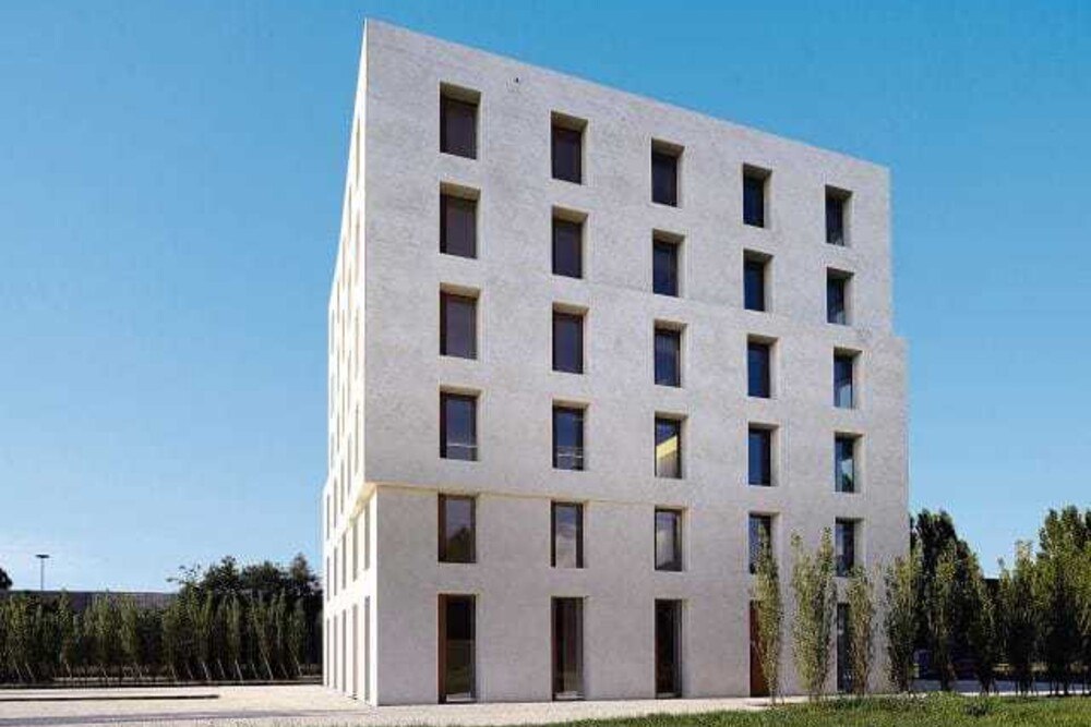 © Baustelle „2226“: Die höhenversetzten Ziegelscharen der außen- und der innenliegenden Wand vermeiden Wärmebrücken.
Lowtech-Bürogebäude: der neue Firmensitz von Baumschlager Eberle in Lustenau.
