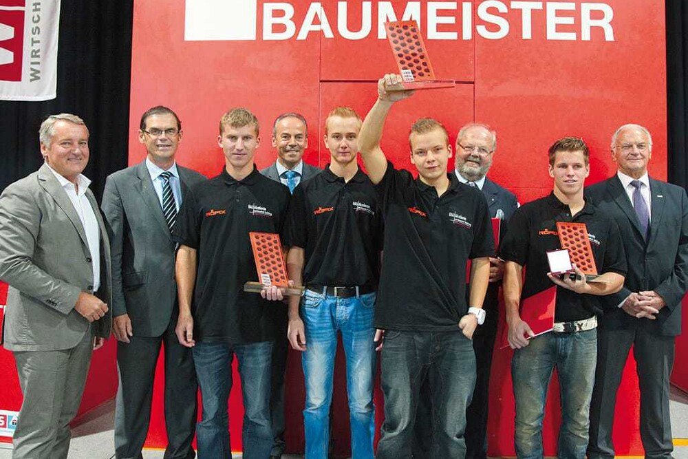 © Veigl
Das Siegertreppchen: Alexander Pongratz (LIM Stmk.), Johann Jastrinsky (LIM Sbg.), Martin Entholzer (3. Platz), Josef Pein (FV Bauindustrie), Manuel Tiefenthaler (3. Platz), Dominic Winter (1. Platz), Hans-Werner Frömmel (BIM Bau), Alexander Gschwandtner (2. Platz), Julius Schmalz (Präsident WK Sbg.).