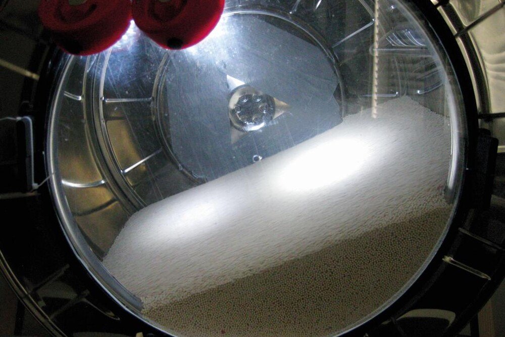 © ASiC
Granulares Material wird in einen rotierenden zylindrischen Reaktionsraum gefüllt, wo es bei Befeuchtung Wärme abgibt. Der Vorteil gegenüber konventionellen Speichern liegt in der höheren Speicherdichte sowie in der Möglichkeit, die Energie verlustlos bei Raumtemperatur zu speichern.