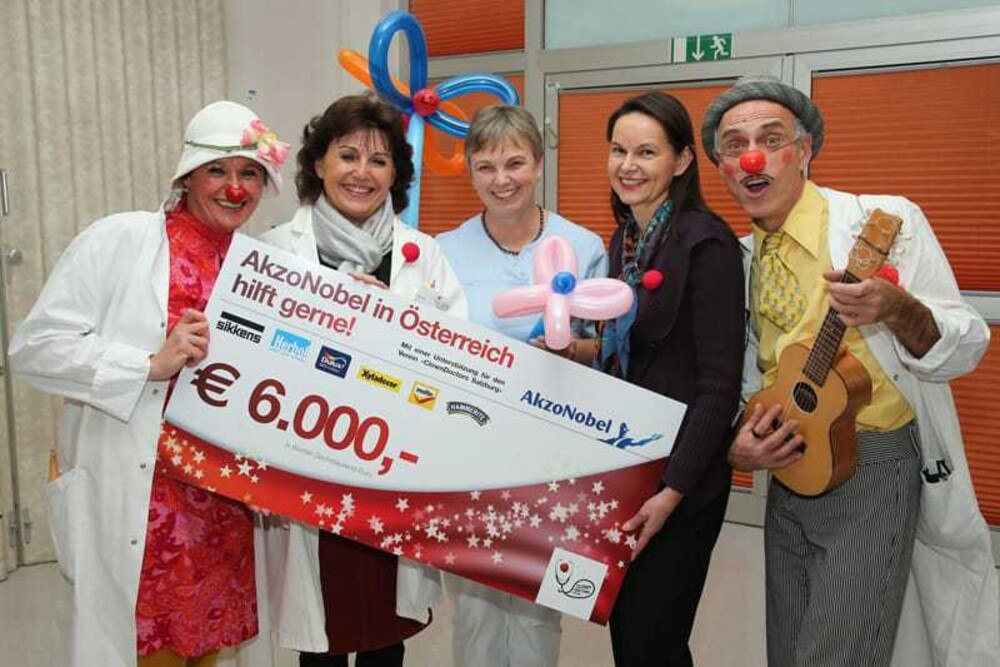 © AkzoNobel Freude, Spaß und ganz viel Farbe brachte die Spende von AkzoNobel der Radio Onkologie im LKH Salzburg. Im Bild v. l. n. r.: Dr. Tollpatsch, Claudia Pallasser (Geschäftsführerin ClownDoctors), Helga Zach (Stationsschwester Radio Onkologie), Tania Roach (Geschäftsführerin AkzoNobel) sowie Dr. Loco. 