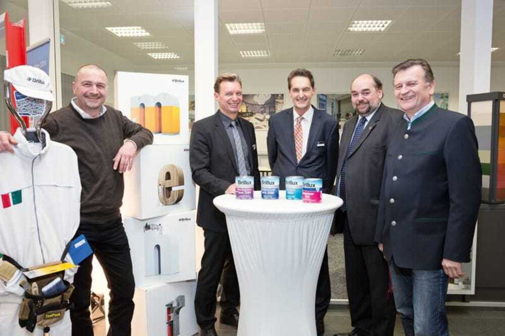 © Brillux
Erfolgreicher Austausch: Eröffneten gemeinsam mit über 150 Gästen die neue Brillux Niederlassung in Wien (von links): LIM Rainer Höck, Brillux Prokurist Dr. Christoph Derwing, Brillux Verkaufsleiter Österreich Otto Stanek, LIM Wien und BIM-Stv. Andreas Denner, LIM KommR Helmut Schulz.