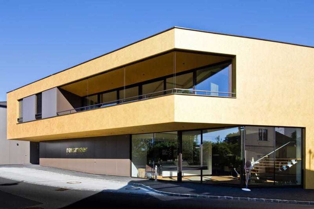 © Synthesa
Das Gold einer reifen Kornähre und eines frischen Semmerls standen Pate für die außergewöhnliche Fassadengestaltung. Die Goldfarbe mit glänzenden Metallic-Pigmenten kam von Synthesa.