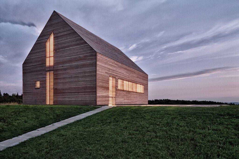 © Martin Weiß Von Kopf bis Fuß aus Lärchenholz – das Sommerhaus im Südburgenland zeichnet mit seiner markanten Silhouette den Archetypus eines Hauses nach. 