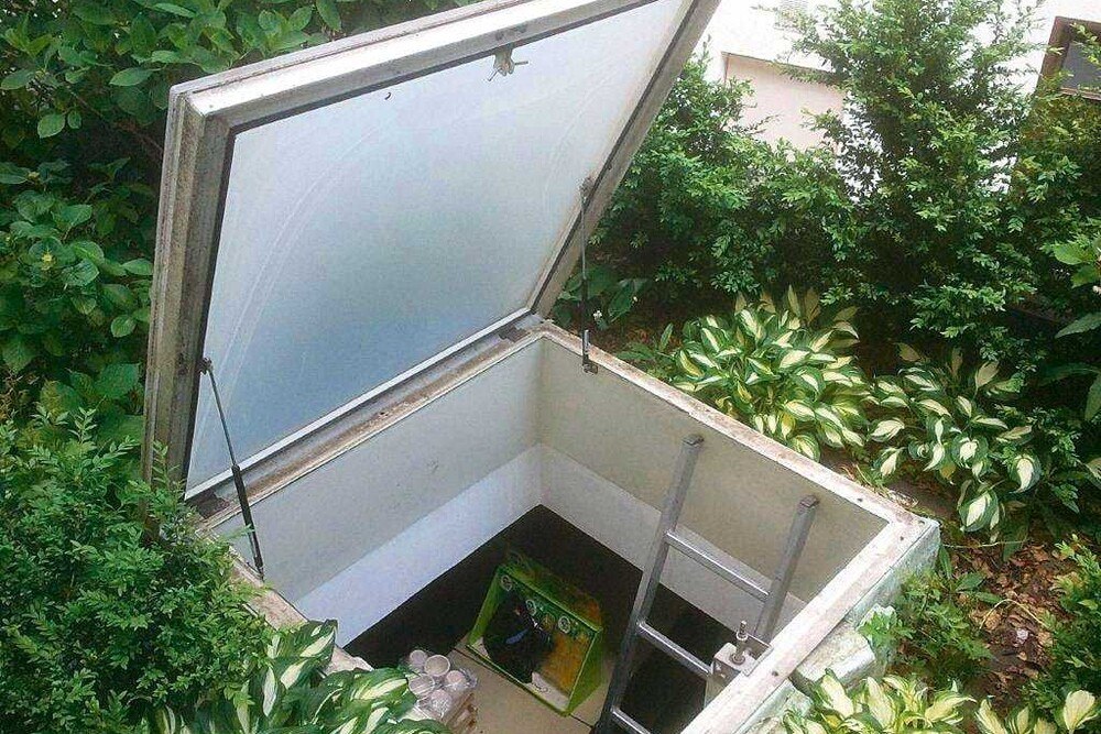© Werner Linhart
Als Terrassenzugang sind solche Ausstiege unzulässig! Die Beispiele entsprechen auch nicht den Anforderungen für einen Wartungszugang – es fehlt die Anhaltemöglichkeit