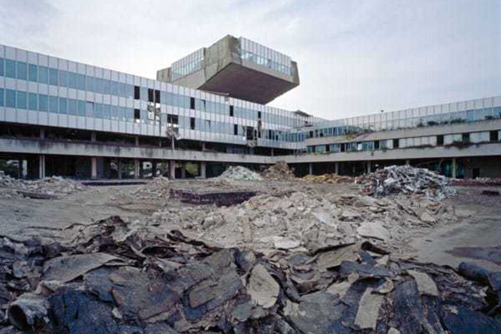 © Pez Hejduk
Stadtplanung und Architektur sind fokussiert auf das Neue. Ökonomische Verwertbarkeit bestimmt das Überleben bestehender Bausubstanz; wenn diese nicht mehr gegeben ist, wird abgebrochen. Im Bild: das ehemalige Austrian-Airlines-Headquarter in Wien Oberlaa, errichtet 1975–1978 von Georg Lippert.