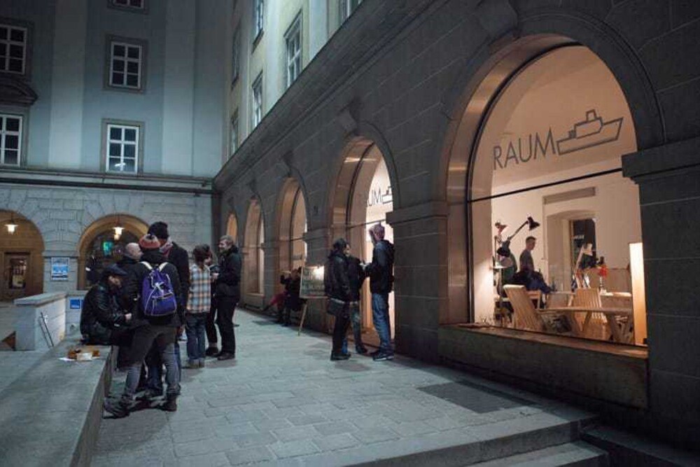 © Fabian-Erblehner
Ein Lokal im östlichen Teil der Linzer Brückenkopfgebäude: 2009 zuletzt genutzt ist nun die Initiative „Raumschiff“ hier gelandet und bringt Leben auf den Platz und in das Haus – jedenfalls ins Erdgeschoß, zumindest für einige Monate.