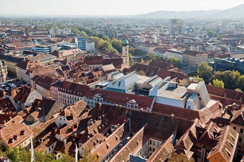 © Martin Grabner Blick auf Dachlandschaft der Grazer Innenstadt mit der sichtbar imposanten Dachlandschaft des Kaufhauses Kastner & Öhler im Vordergrund, Architekten: Fuensanta Nieto und Enrique Sobejano. 