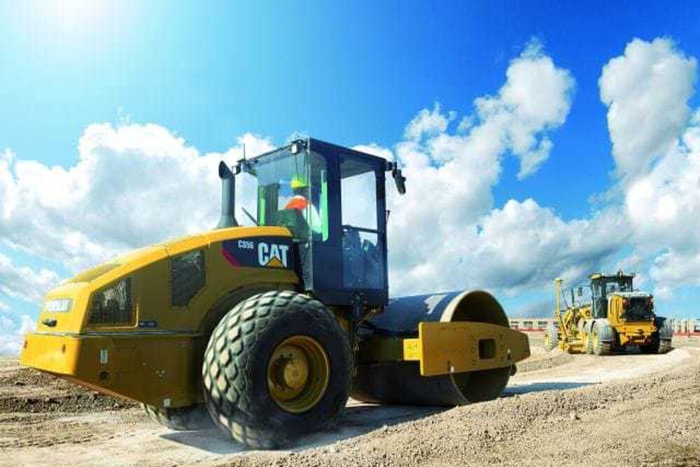© Foto: Caterpillar
Walzenzug von Caterpillar: Ein patentiertes Exzenter-Unwuchtsystem mit Stahlkugeln in Unwuchtkammern ermöglicht die Einstellung von zwei Amplituden. Walzenzug von Caterpillar: Ein patentiertes Exzenter-Unwuchtsystem mit Stahlkugeln in Unwuchtkammern ermöglicht die Einstellung von zwei Amplituden.