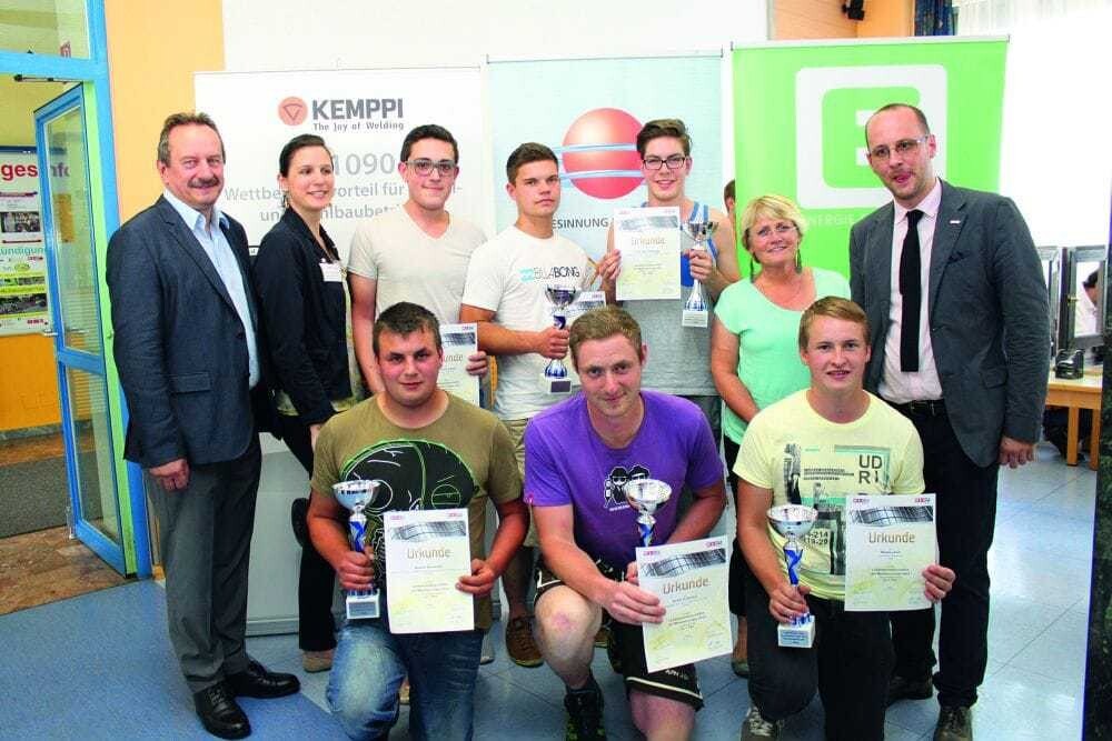 © hard
So sehen Sieger aus. v.l.n.r. LIM Johan Hackl, Innungsgeschäftsführerin Barbara Leitner, Johannes Settele (1. Schmiedetechnik), Thomas Krämer (1. Fahrzeugbautechnik), Johannes Gaisberger (1. Metallbau- und Blechtechnik), LBS-Direktorin Margarete Edelsbrunner, WKO-Vertreter. Vordere Reihe: Markus Reinmüller (1. Landmaschinentechnik), Armin Hoffellner (1. Schweißtechnik), Markus Auer (Maschinenbautechnik). STMK-Lehrlings-Sieger.JPG
