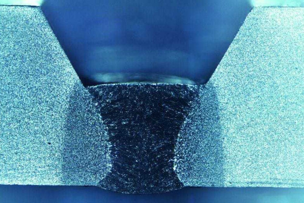 © Fronius International GmbH
Querschnitt einer mit LSC Root bei deaktiviertem Einbrandstabilisator geschweißten Wurzelnaht. (Drahtdurchmesser: 1,2 mm; Zusatzdraht:G3Si1; Drahtvorschub: 3,6 m/min.) FRONIUS-LSC-1.jpg