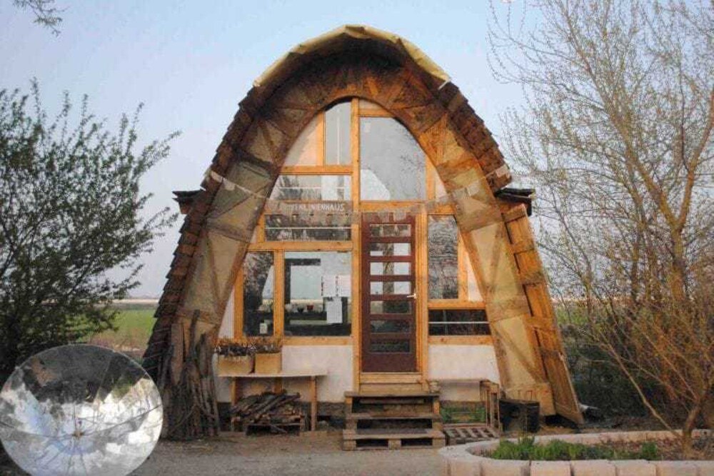 © Paul Adrian Schulz
Das Kettenlinienhaus am Sprungbrett Aspern war der erste Niedrigenergie-Experimentalbau aus Strohballen, Lehmputz und Recyclingmaterialien.
