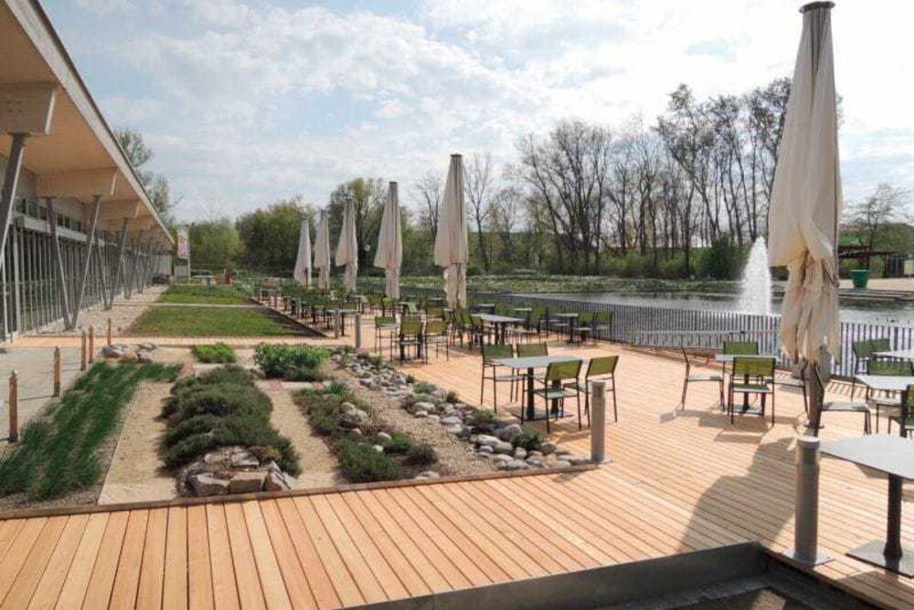 © Duscheck & Duscheck GmbH
Garten Tulln: Die fertiggestellte 570 Quadratmeter große Terrasse aus sieben Meter langen Dielen aus heimischem Lärchenholz.