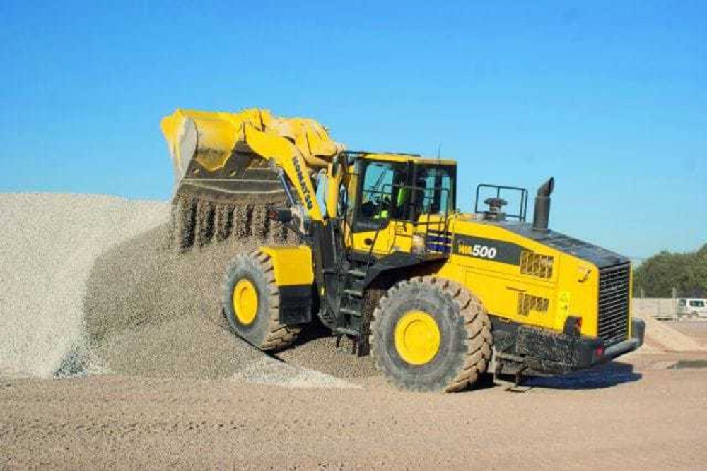 Neuer großer Radlader von Komatsu: Ein Drehmomentwandler mit automatischer Wandlerüberbrückung verbessert die Beschleunigung und die Steigfähigkeit, erhöht die Spitzengeschwindigkeit und sorgt für geringeren Kraftstoffverbrauch.
© Foto: Komatsu Neuer großer Radlader von Komatsu: Ein Drehmomentwandler mit automatischer Wandlerüberbrückung verbessert die Beschleunigung und die Steigfähigkeit, erhöht die Spitzengeschwindigkeit und sorgt für geringeren Kraftstoffverbrauch.