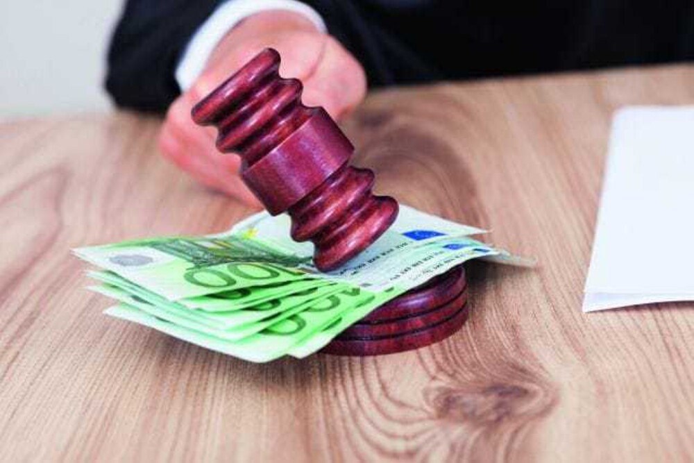 © Foto: Thinkstock
Bei gesetzwidrigen Direktvergaben gemäß § 334 BVergG gibt es zwei Möglichkeiten: die Nichtigerklärung des abgeschlossenen Vertrags oder die Verhängung einer Geldbuße, im Oberschwellenbereich bis zu 20 Prozent, im Unterschwellenbereich bis zu zehn Prozent der Auftragssumme. Bei gesetzwidrigen Direktvergaben gemäß § 334 BVergG gibt es zwei Möglichkeiten: die Nichtigerklärung des abgeschlossenen Vertrags oder die Verhängung einer Geldbuße, im Oberschwellenbereich bis zu 20 Prozent, im Unterschwellenbereich bis zu zehn Prozent der Auftragssumme.