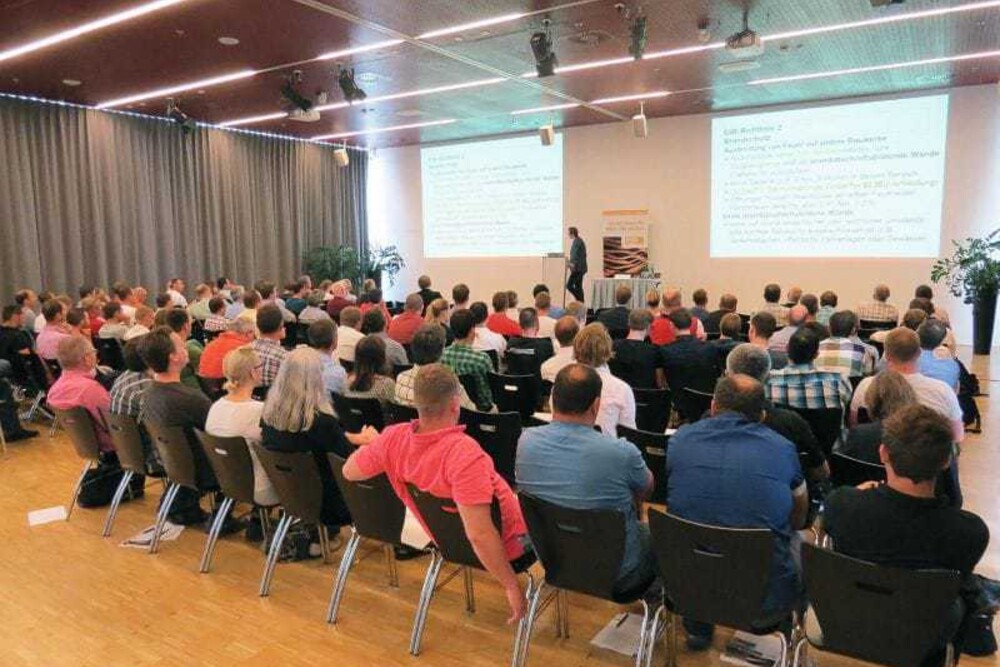 © Möbel- und Holzbau-Cluster 130 Besucher informierten sich bei der MHC-Vortragsreihe über die allgemeinen Änderungen der OIB-Richtlinie 2 im Bereich des Brandschutzes und verfolgten gespannt die Vorträge der Fachexperten. 