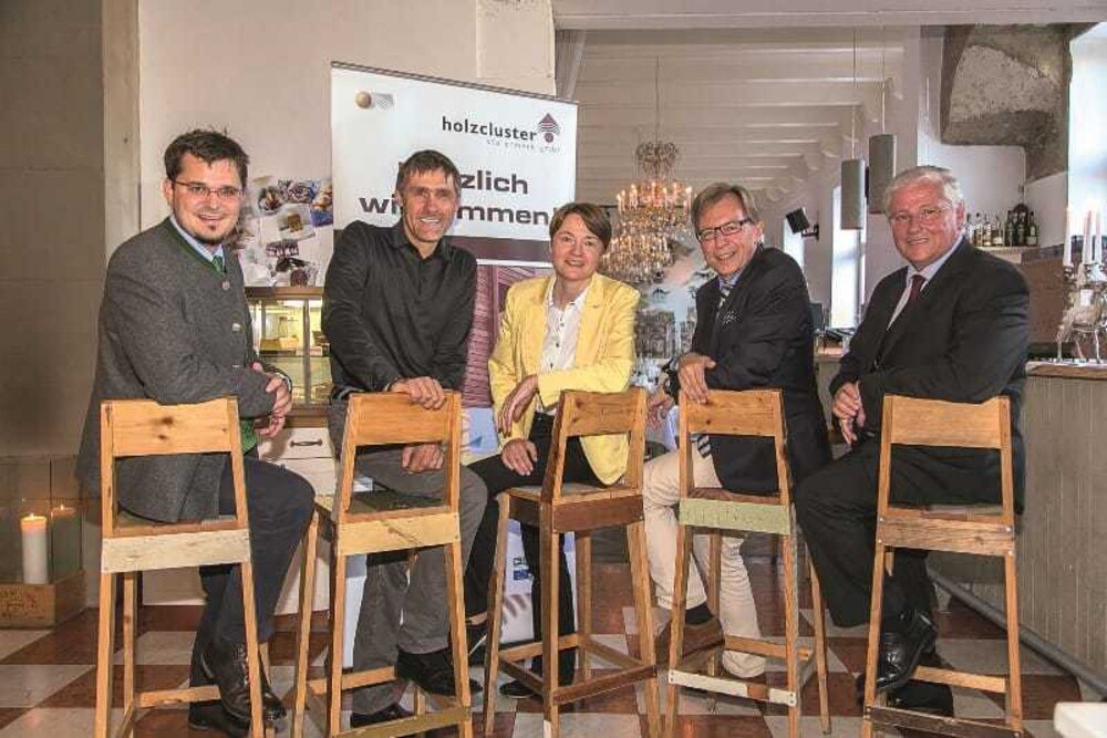 © Holzforschung Austria
Clustercocktail in der Steiermark (v. l.): DI (FH) Erhard Pretterhofer, Wolfgang Fasching, DI Gabriele Herzog, Landesrat Dr. Christian Buchmann, ÖR DI Heinz Gach.