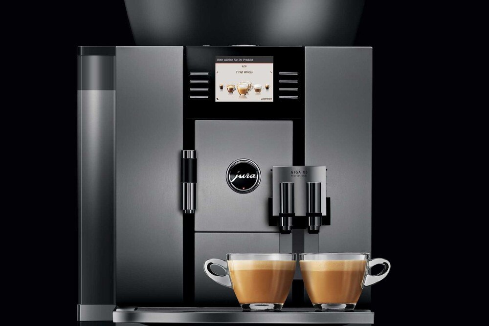© Jura
Die Giga-Modelle prunken mit einer Frontpartie aus 3 mm starkem Aluminium und dem variablen Kombi-Auslauf (zwei Kaffee- und zwei Milch-Ausläufe) Jura Giga X3c