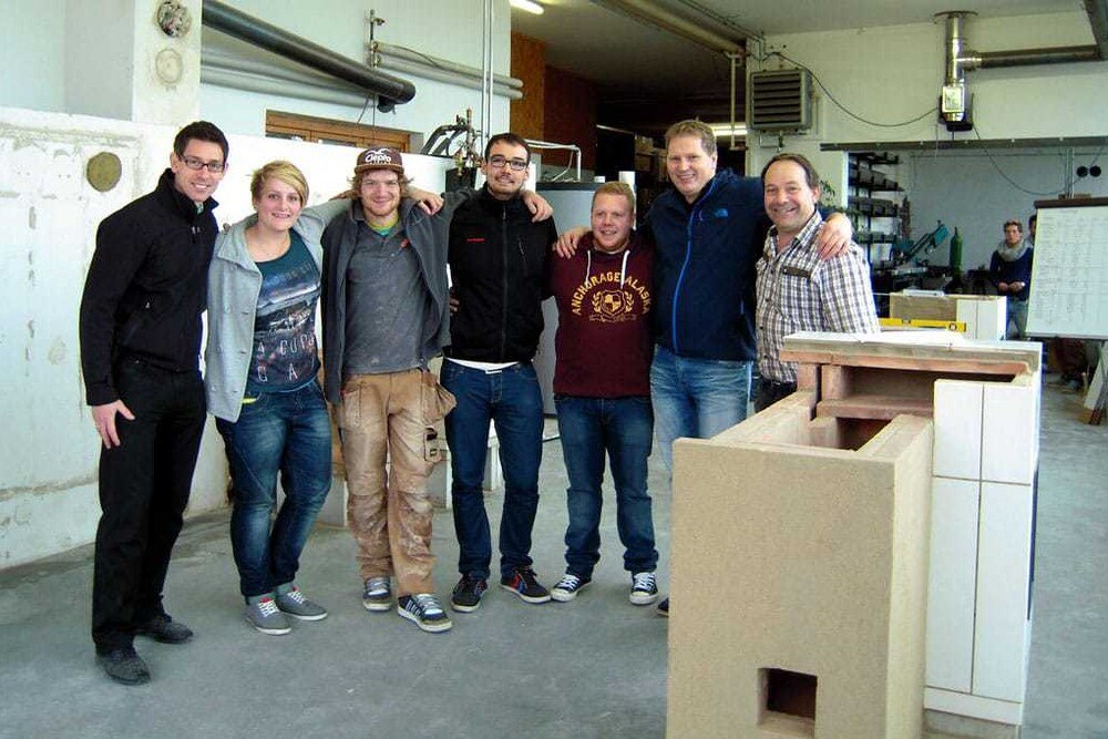 Trafen sich zum Vorentscheid unter Wettkampfbedingungen für die VEUKO-Europameisterschaft 2015 (v.l.): Tim Froitzheim (ZVSHK), Katharina Obermair, Peter Kufleitner, Alexander Hummel (Sieger), Thomas Berg, Jürgen Hartmann (Bundestrainer, Praxislehrer Berufs- und Meisterschule München), Hubert Ziegler (Ofen Innovativ OI). Trafen sich zum Vorentscheid unter Wettkampfbedingungen für die VEUKO-Europameisterschaft 2015 (v.l.): Tim Froitzheim (ZVSHK), Katharina Obermair, Peter Kufleitner, Alexander Hummel (Sieger), Thomas Berg, Jürgen Hartmann (Bundestrainer, Praxislehrer Berufs- und Meisterschule München), Hubert Ziegler (Ofen Innovativ OI).
