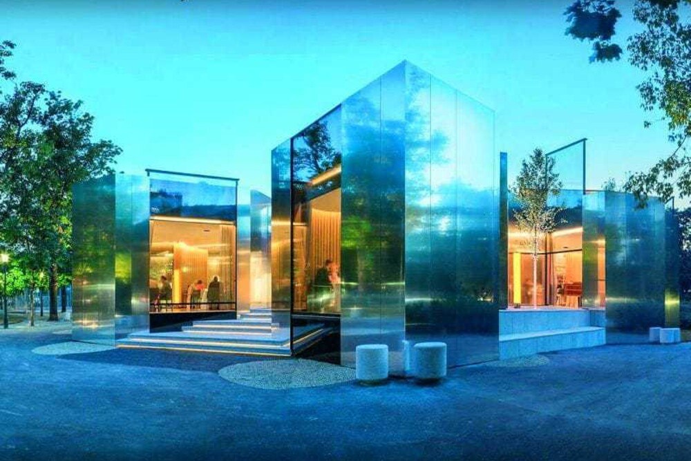 © Pierer
Eine reflektierende Aluminiumfassade aus Amag-Architekturblechen liefert das Bühnenbild für das Haubenlokal „Steirereck“ im Wiener Stadtpark.