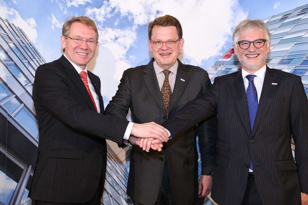 © Bosch/APA/Schedl
v.l.n.r.: Dr. Klaus Peter Fouquet (Bosch Österreich Chef ab 1.4.2015), Uwe Raschke (Geschäftsführer Robert Bosch GmbH, Stuttgart), Dipl.oec. Klaus Huttelmaier (Bosch Österreich Chef bis 31.3.2014)