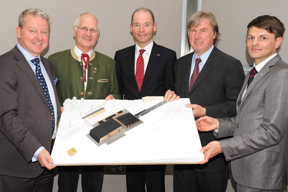 © eventfoto.at Landesinnungsmeister Bau Norbert Hartl, Landesinnungsmeister Holzbau Richard Hable, Innungsgeschäftsführer Markus Hofer, Pro Holz-Obmann Georg Starhemberg und Referent Stefan Leitner (v. l.) gratulierten den Gewinnern des diesjährigen Bautechnikpreises.